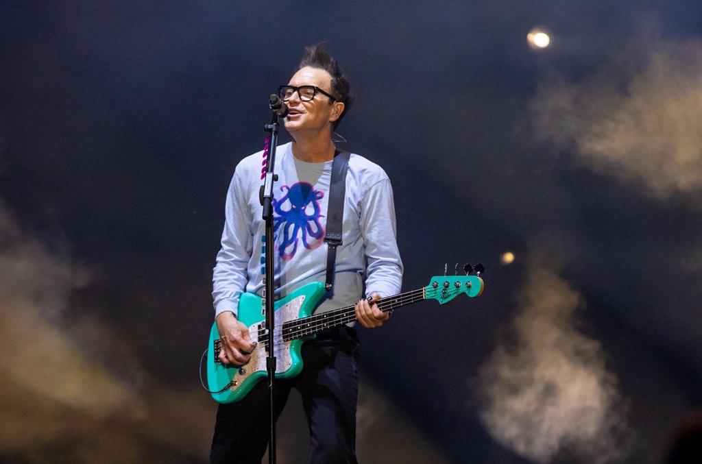 mark-hoppus-merefleksikan-persaingan-blink-182-vs-green-day-selama-tur-2002