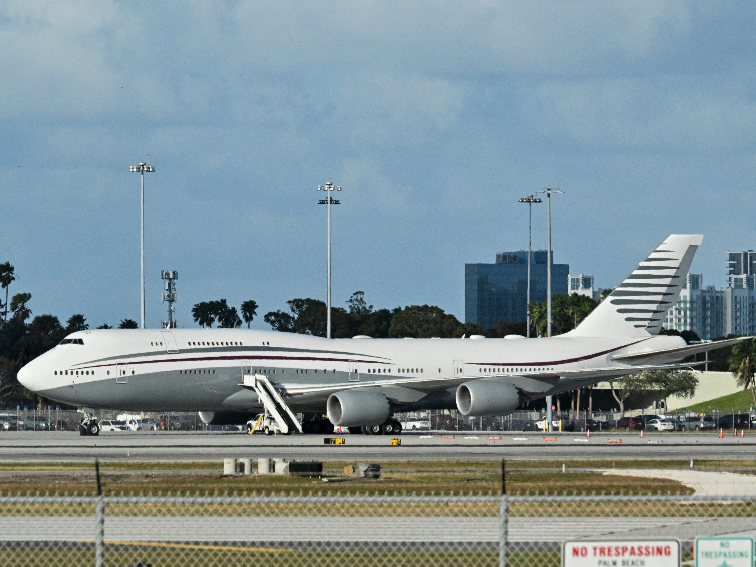 pm-qatar-mengatakan-dia-tidak-tahu-mengapa-hadiah-jet-jumbo-$-400-juta-itu-disebut-‘suap’