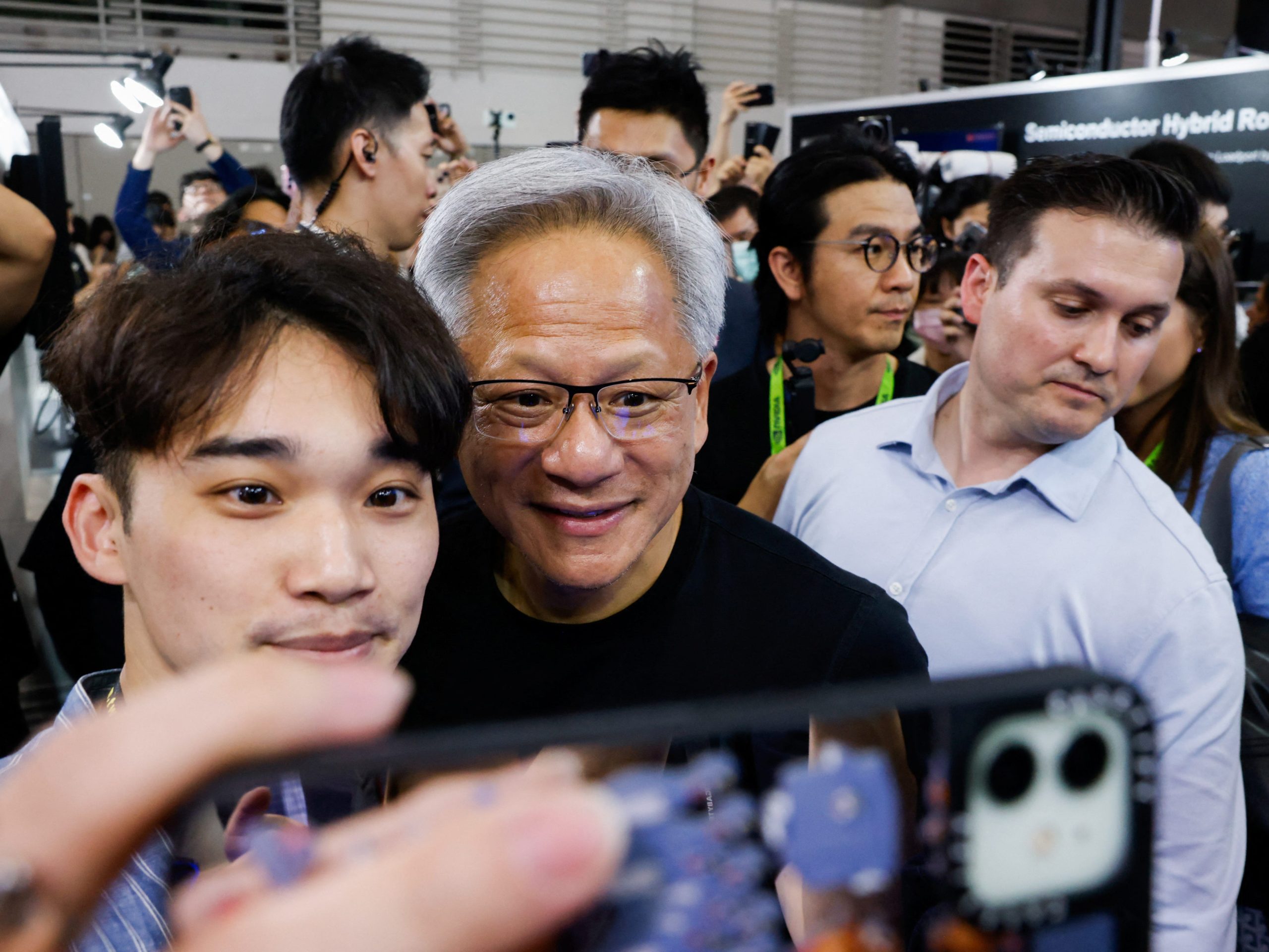 pameran-dagang-teknologi-terbesar-di-asia,-di-mana-‘jensen’-nvidia-adalah-penurunan-nama-terpanas
