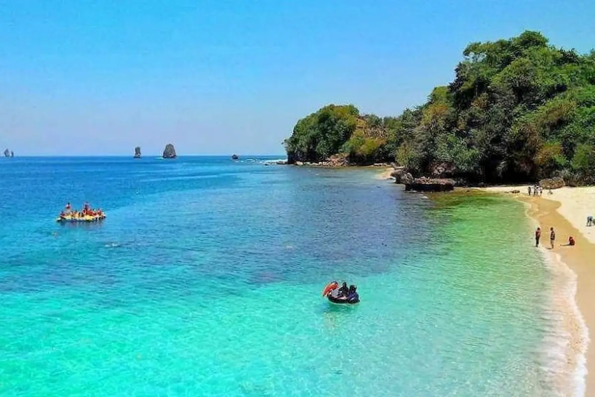 menikmati-wisata-snorkeling-di-pantai-tiga-warna-malang