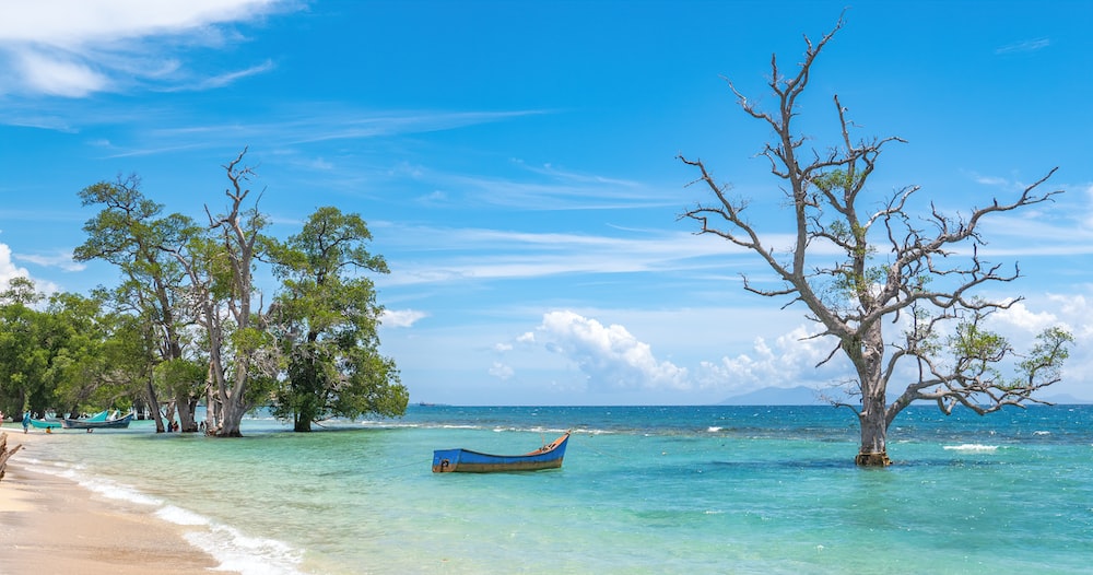 15-pantai-pasir-putih-di-indonesia-yang-terkenal-dan-memesona!