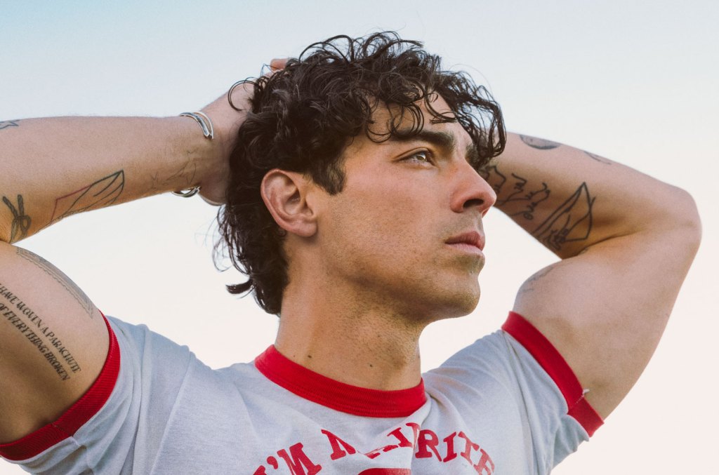 joe-jonas-meluncurkan-‘musik-untuk-orang-orang-yang-percaya-pada-cinta’:-streaming-sekarang