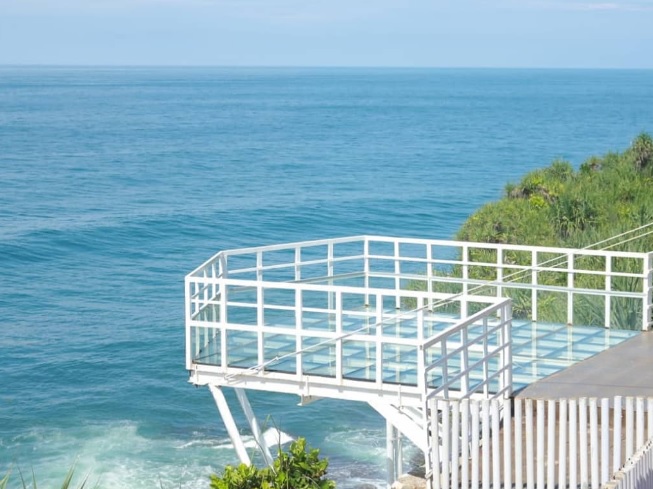 panduan-wisata-foto-foto-di-teras-kaca-pantai-nguluran:-daya-tarik,-harga-tiket,-dan-tips