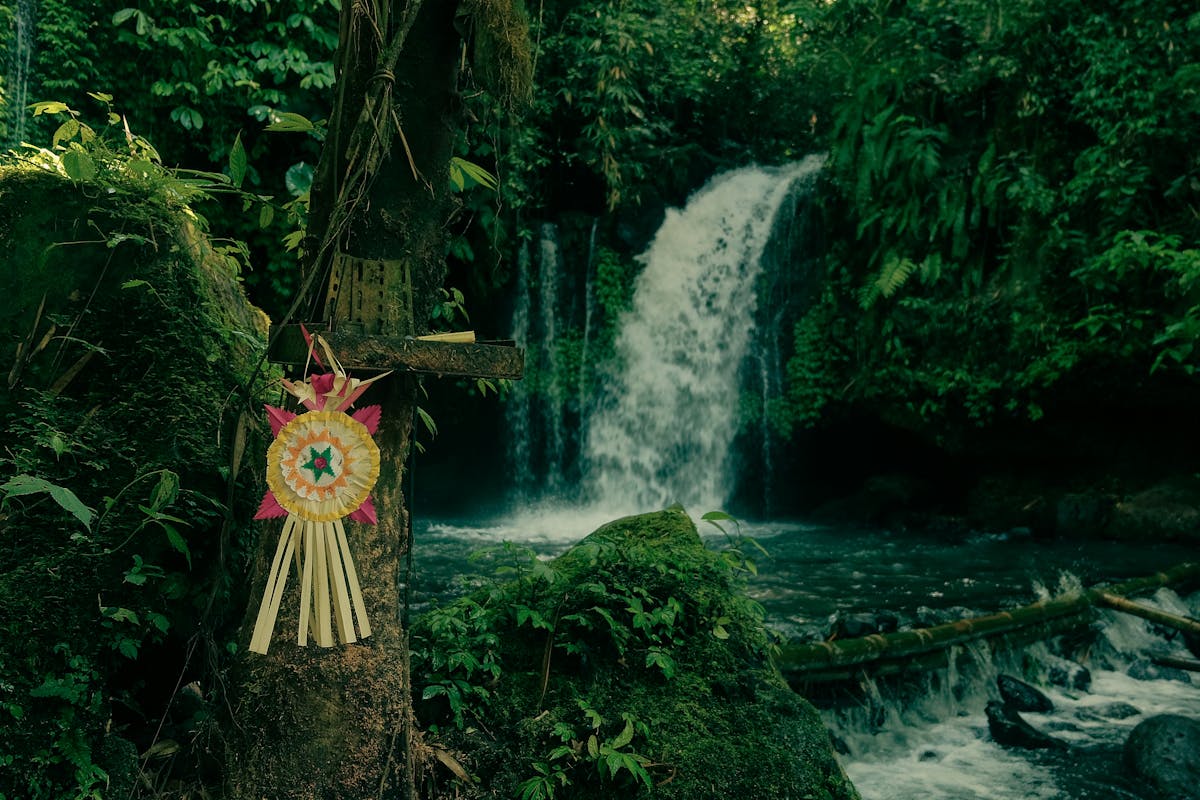 10-air-terjun-di-bali-yang-jadi-favorit-turis-lokal-dan-asing