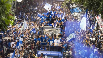 pesta-pora-persib,-pemain-sampai-haji-umuh-naik-sisingaan