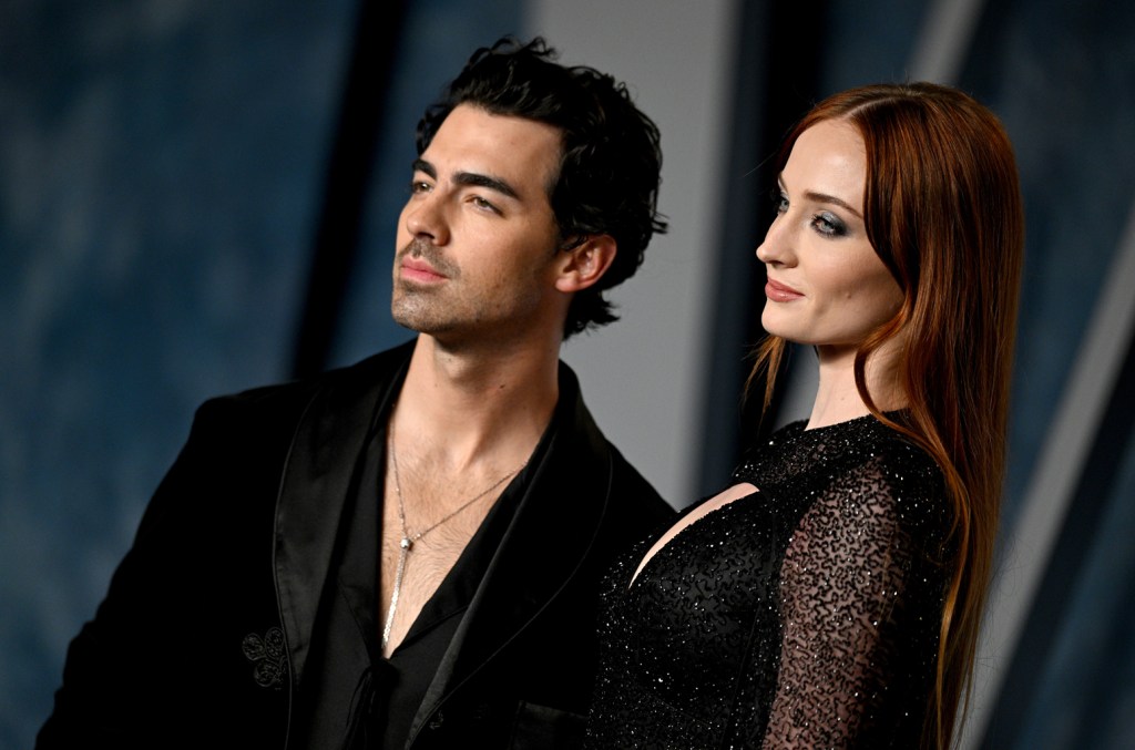 sophie-turner-menunjukkan-dukungan-untuk-album-baru-mantan-suami