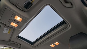 viral-bocil-nongol-di-sunroof,-polisi-tegur-sopir-pajero-sport