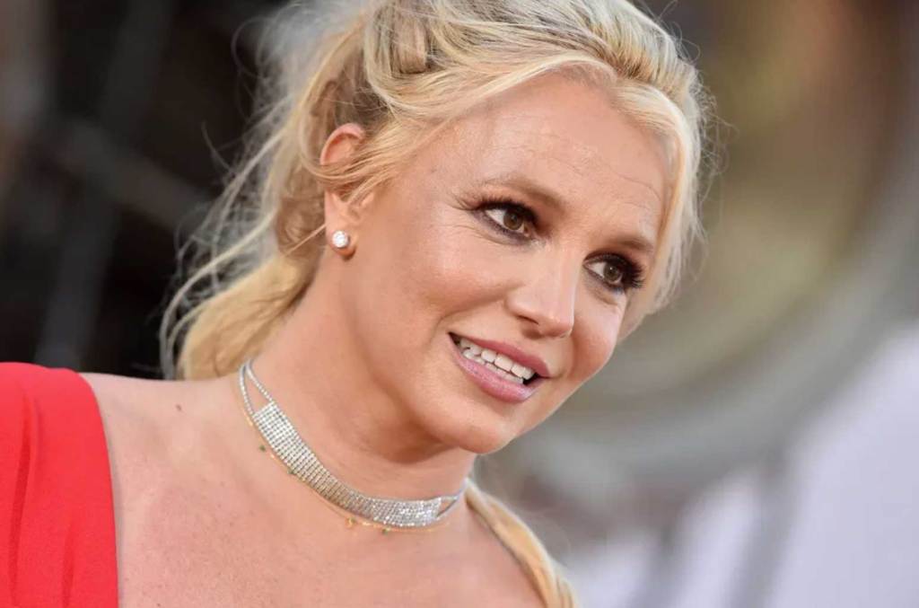 britney-spears-berbicara-setelah-menyalakan-rokok-tengah-penerbangan-di-pesawat-terbang