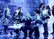 Reneé Rapp menyajikan Sass dengan ‘Leave Me Alone’ di 2025 American Music Awards