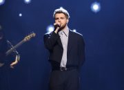 Alex Warren tidak membuat debut penghargaan ‘biasa’ di 2025 AMAS