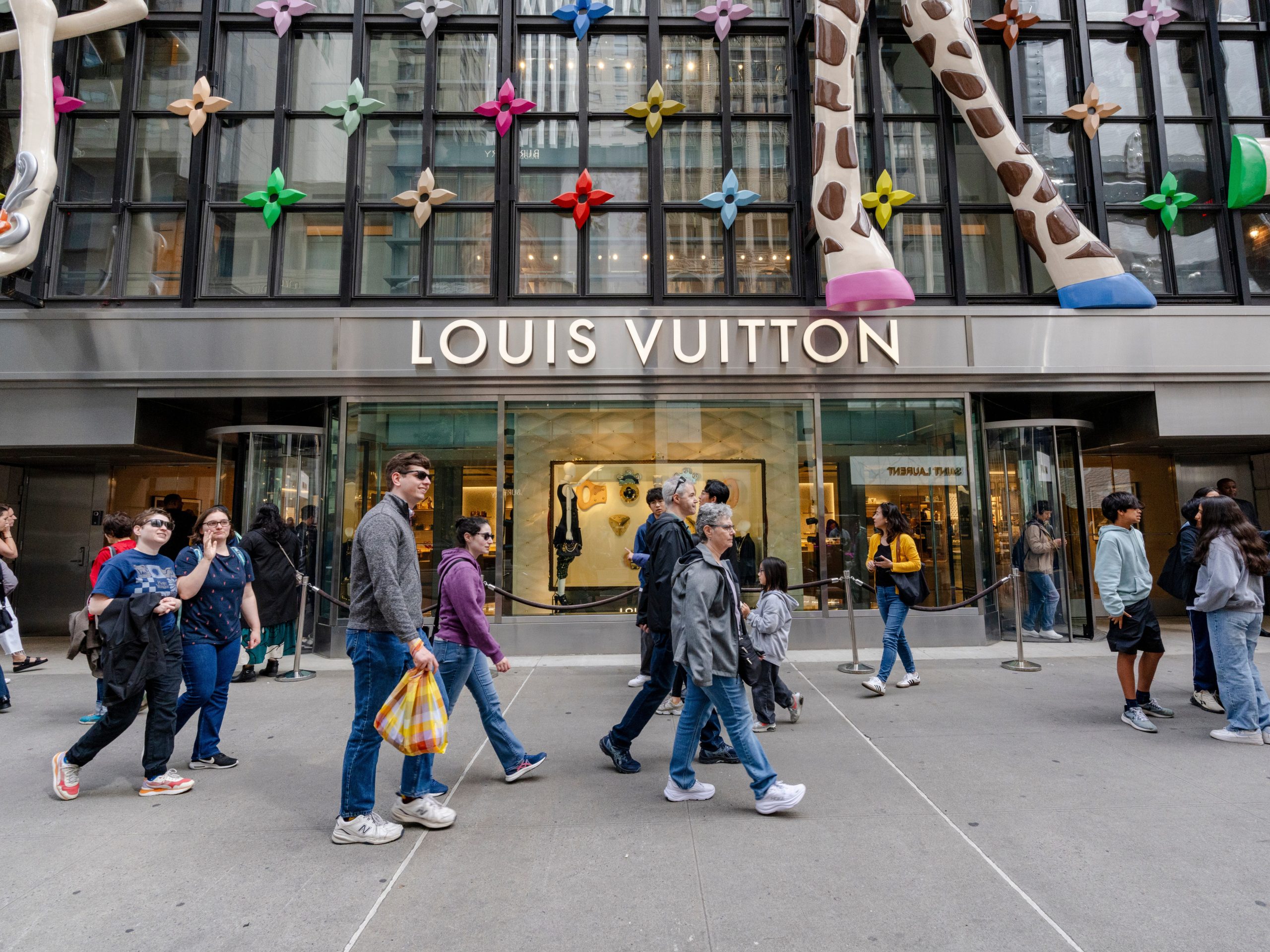 seorang-eksekutif-lvmh-mengatakan-raksasa-mewah-itu-tidak-bisa-mendongkrak-harga-2-produk-utama-untuk-menutupi-hit-dari-tarif-trump