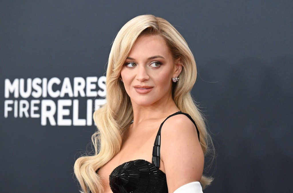 kelsea-ballerini-mengatakan-dia-beristirahat-setelah-tur-dan-‘suara’
