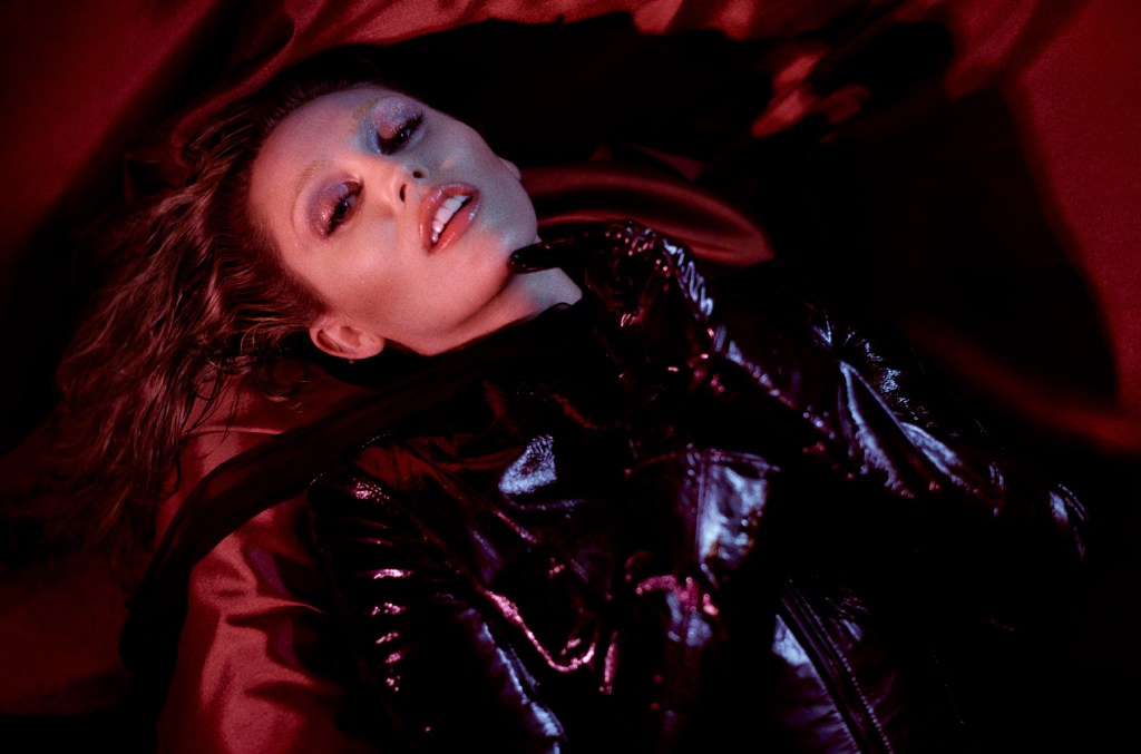 album-baru-miley-cyrus-‘something-beautiful’-this-way-come:-stream-it-now