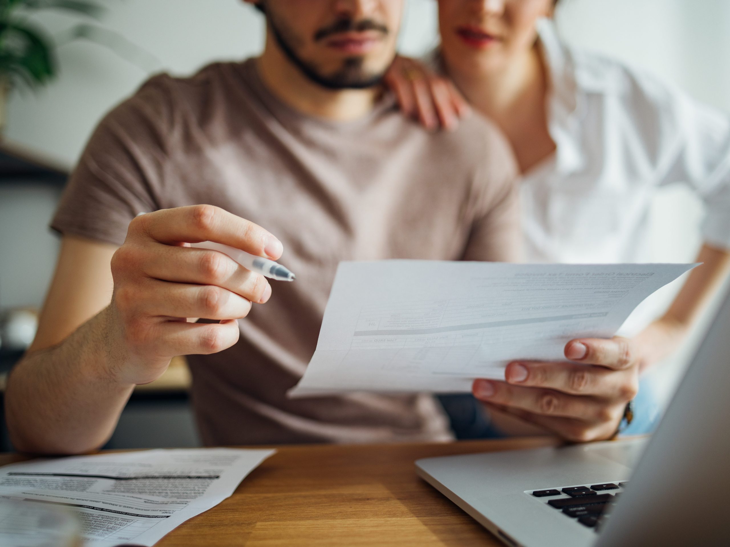 saya-menghasilkan-lebih-banyak-uang-daripada-suami-saya-kami-membuat-keputusan-keuangan-bersama,-dan-dia-mendukung-saya-dalam-karier-saya.