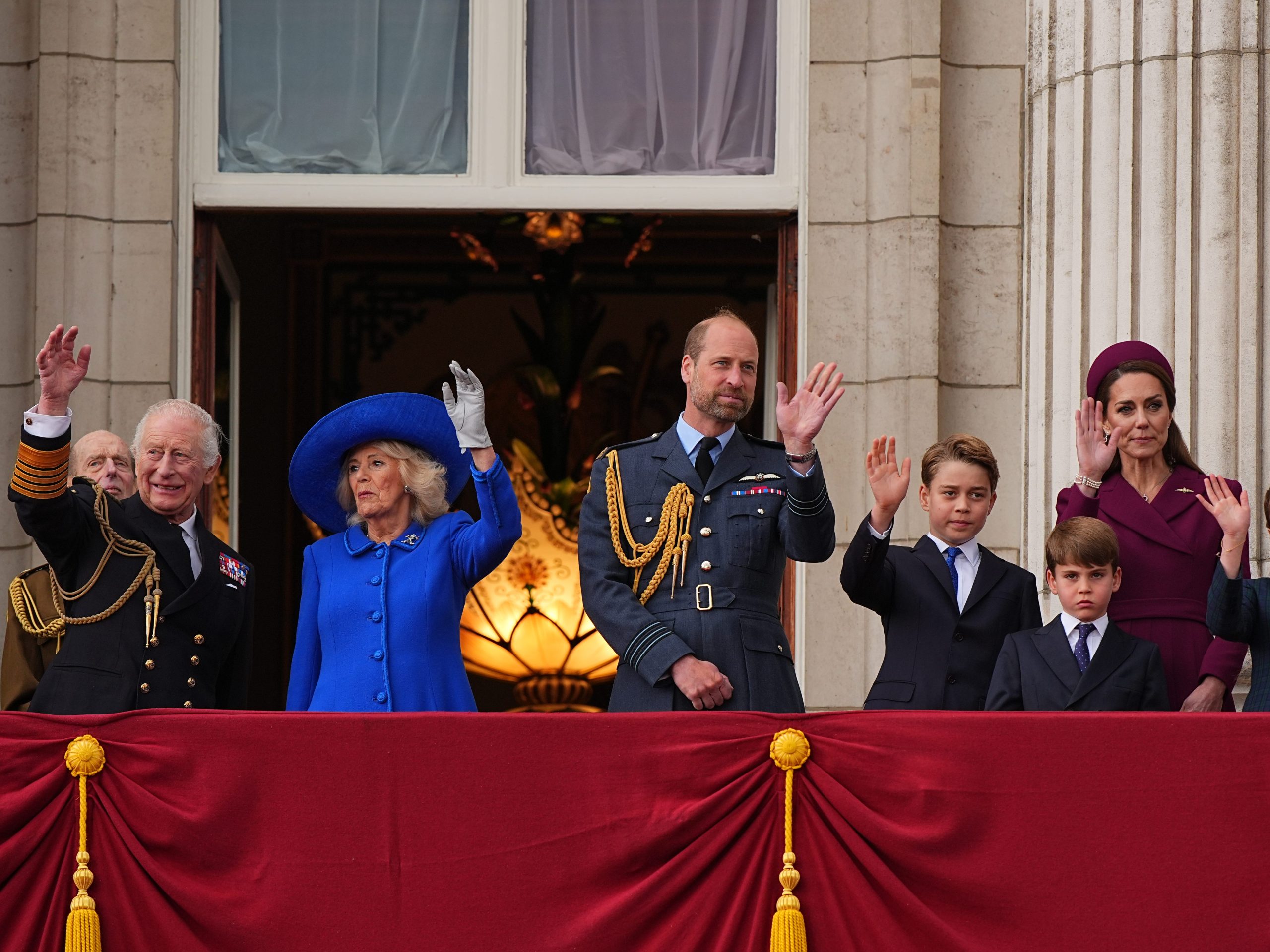 lihat-hadiah-mewah-yang-diterima-royals-inggris-sejak-tahun-2020,-termasuk-rolls-royce-$-450.000-dan-kemeja-sepak-bola-‘charles-3’-yang-ditandatangani-dari-paris-saint-germain