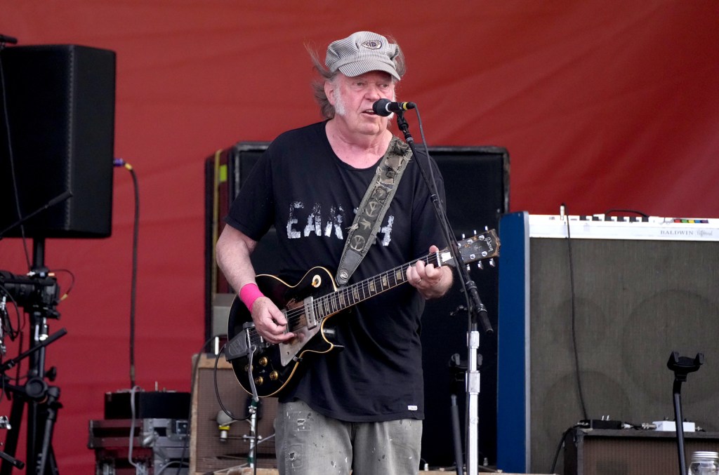 neil-young-mengundang-donald-trump-ke-tur-musim-panas-‘jika-tidak-ada-darurat-militer-saat-itu’