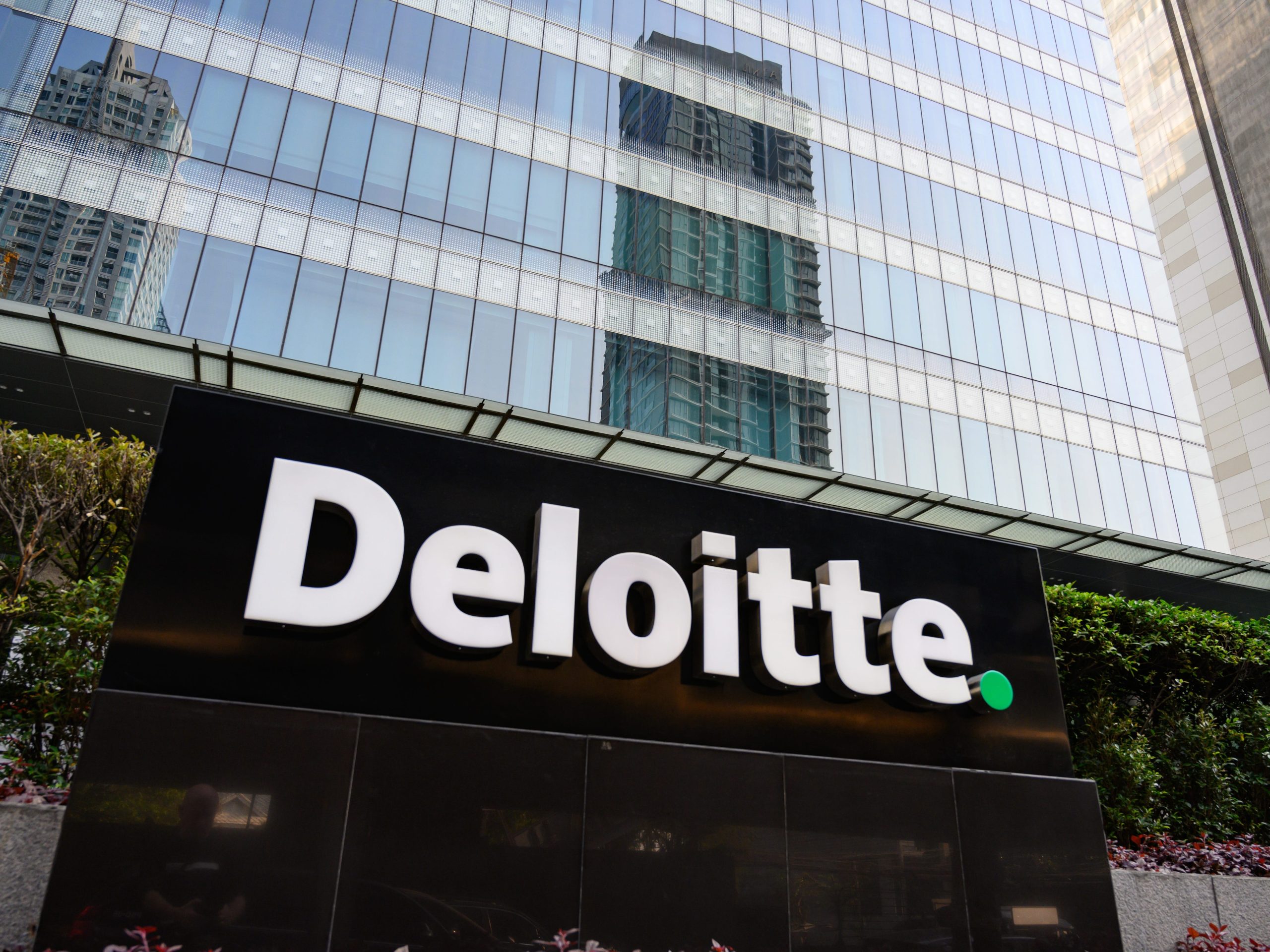 deloitte-uk-memotong-jumlah-promosi-mitra-sebesar-25%,-tanda-tekanan-terbaru-pada-empat-besar