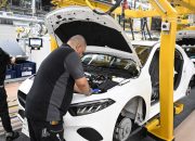 Pembatasan Bumi Jangka Tiongkok menghentikan jalur produksi industri otomotif pertama