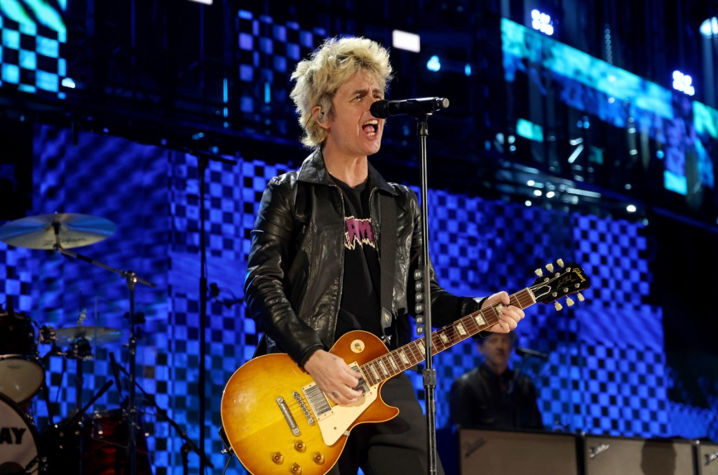 billie-joe-armstrong-berbagi-pesan-solidaritas-di-tengah-protes-la