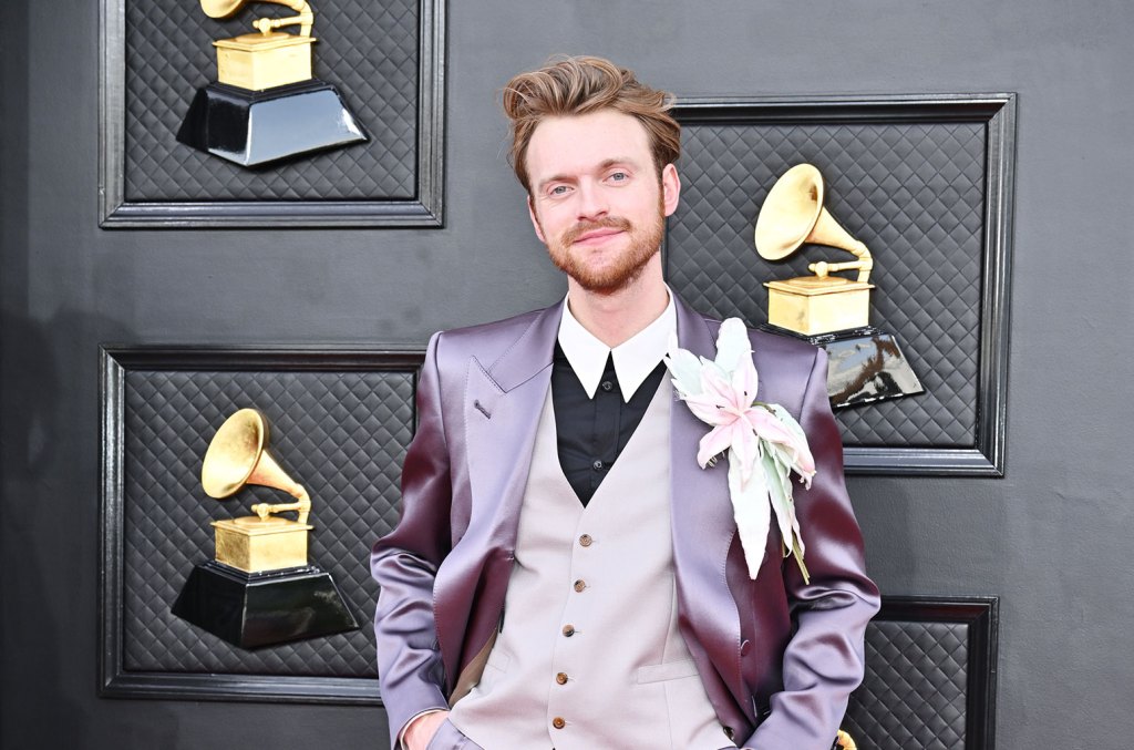 finneas-mengatakan-dia-bermasalah-saat-protes-es-di-la