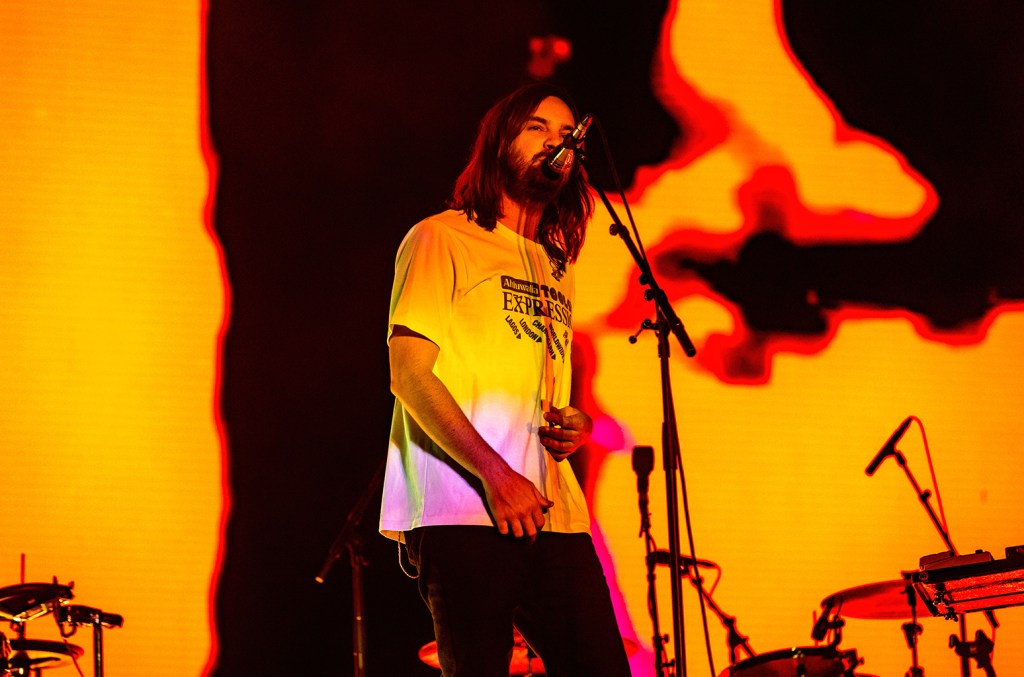 kevin-parker-pratinjau-musik-impala-jinak-baru-selama-set-dj-barcelona