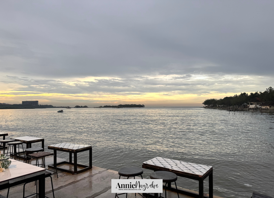 menyesap-syahdunya-senja-di-kusuma-kopi,-pantai-marina-semarang