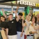 momen-mahasiswa-inggris-asal-liverpool-merayakan-ultah-persebaya-di-surabaya