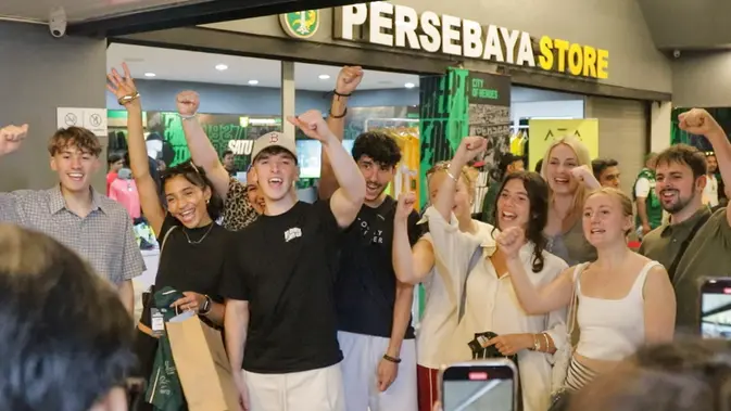 momen-mahasiswa-inggris-asal-liverpool-merayakan-ultah-persebaya-di-surabaya