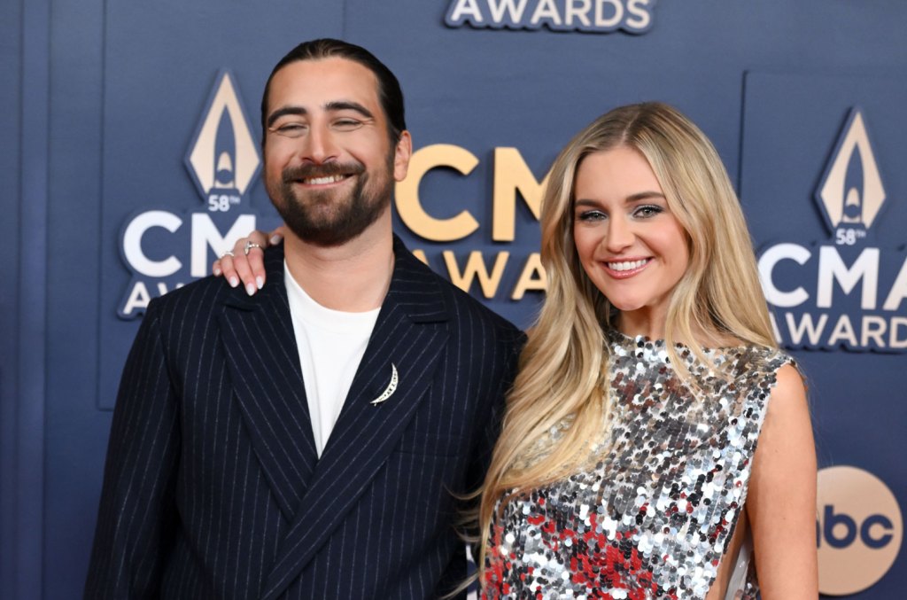 kelsea-ballerini-calls-noah-kahan-‘a-joy’-to-performwith