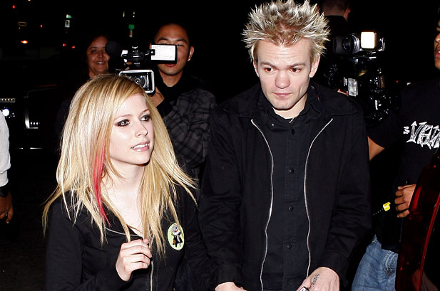 avril-lavigne-bersatu-kembali-dengan-deryck-whibley-untuk-‘in-too-deep’-di-warped-tour