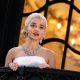 rachel-zegler-serenades-crowd-outside-theatre-gratis-dalam-produksi-baru-london-‘evita’