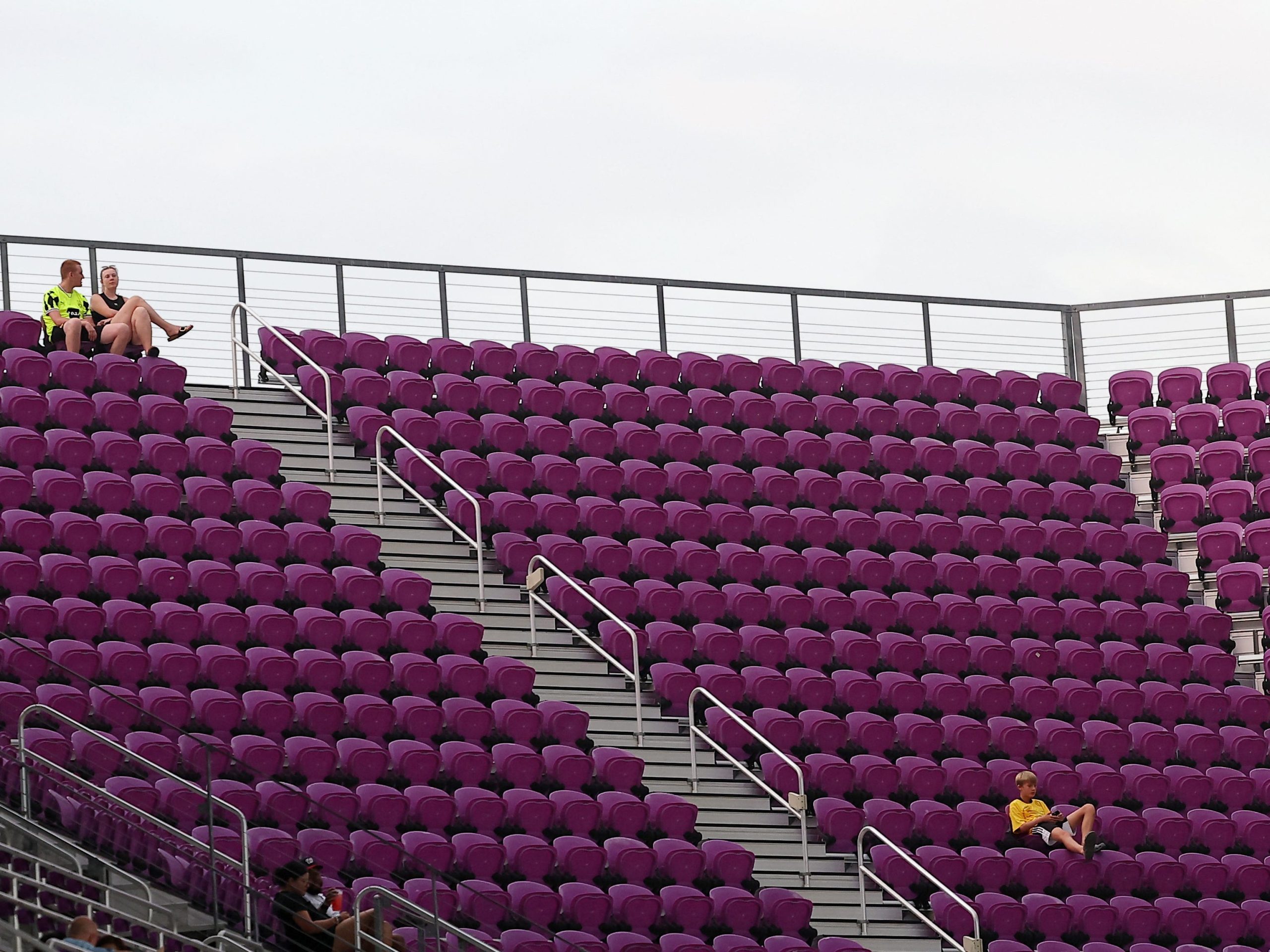 foto-menunjukkan-bagaimana-piala-dunia-fifa-club-bermain-di-stadion-yang-setengah-kosong