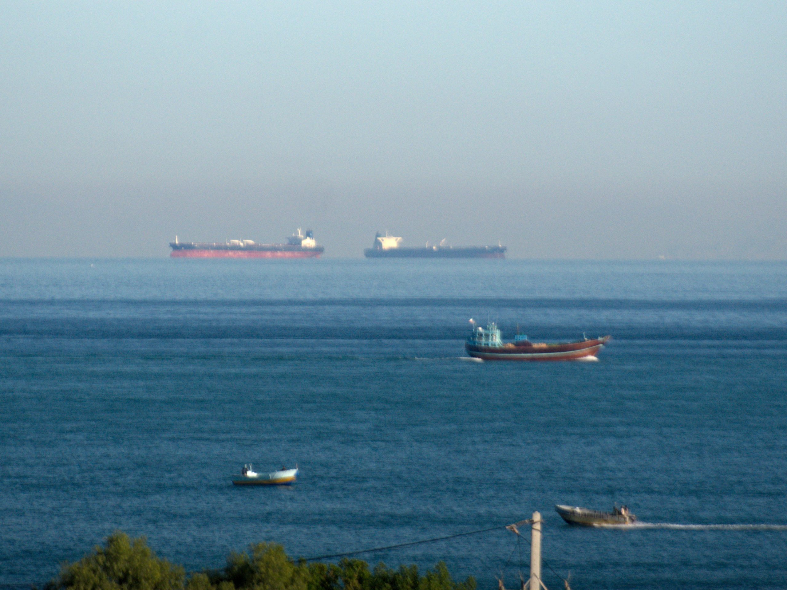 as-membom-iran-sekarang,-seluruh-dunia-mengawasi-selat-hormuz.