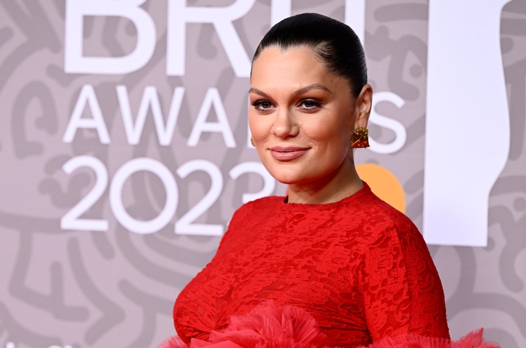 jessie-j-berbagi-pembaruan-saat-dia-menjalani-operasi-kanker-payudara