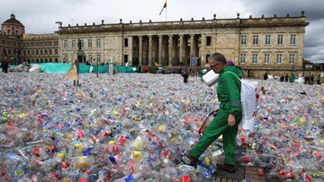 foto:-banjir-sampah-plastik-‘rendam’-alun-alun-bogota