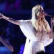 gigi-leann-rimes-jatuh-di-tengah-kinerja-selama-konser-washington