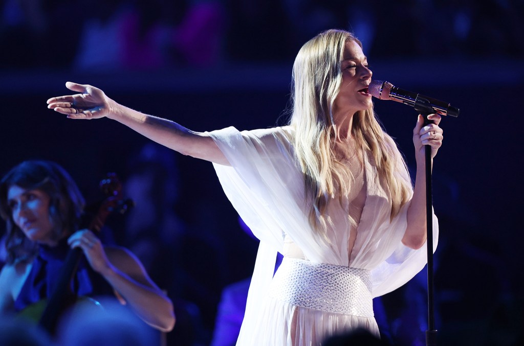 gigi-leann-rimes-jatuh-di-tengah-kinerja-selama-konser-washington