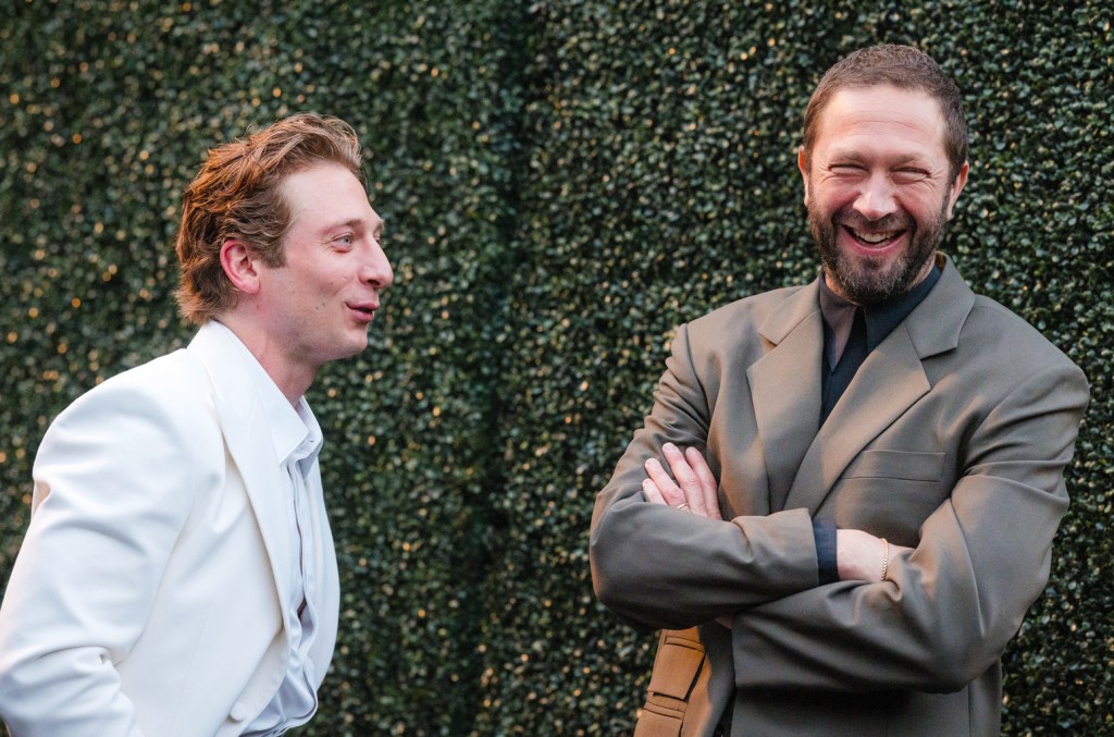 inilah-mengapa-jeremy-allen-white-mempromosikan-‘the-bear’-dengan-kematian-‘dvd’-dinasti-‘