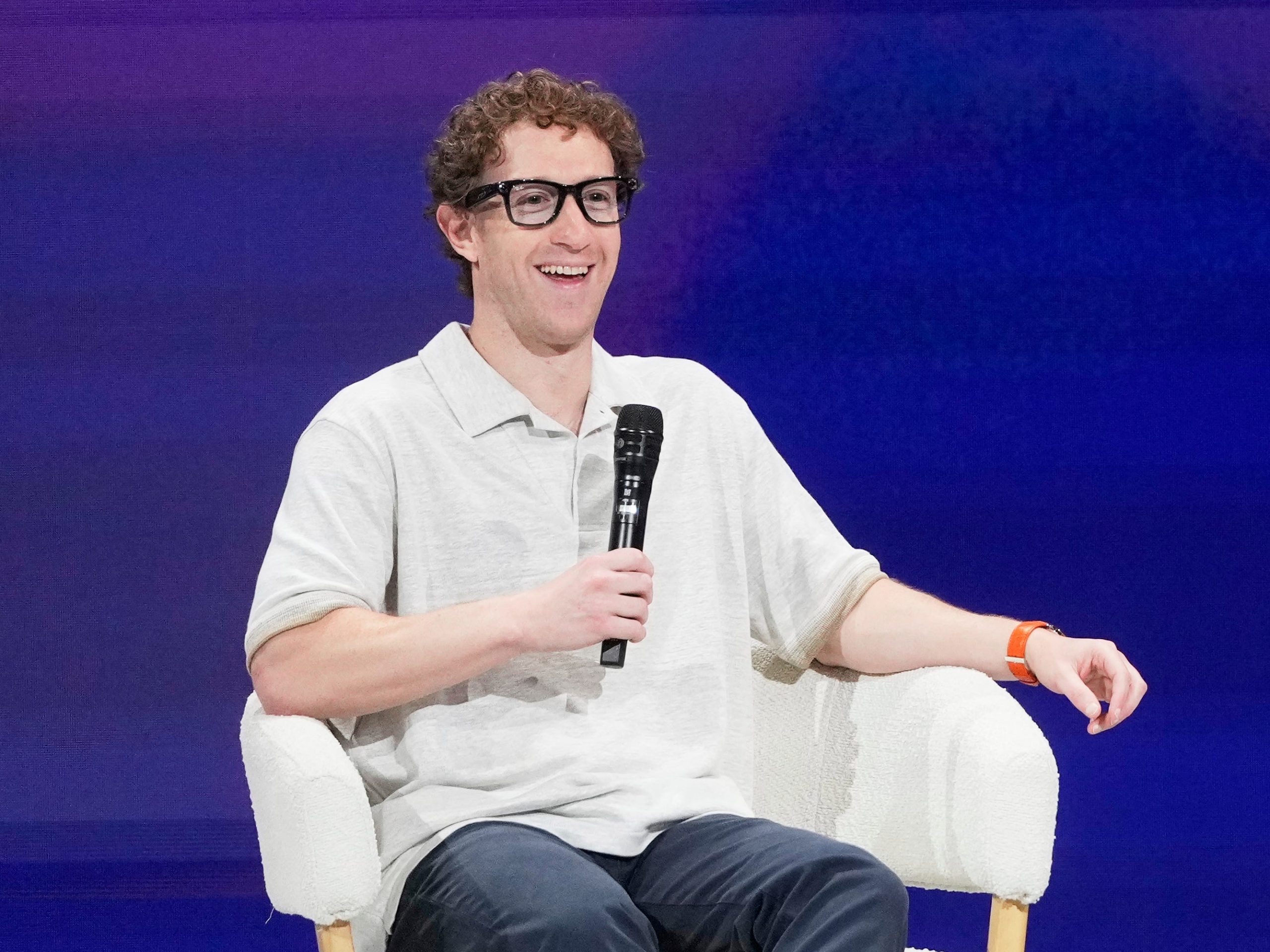 mark-zuckerberg-memasangkan-jam-tangan-$-250.000-dengan-seragam-pria-kerennya