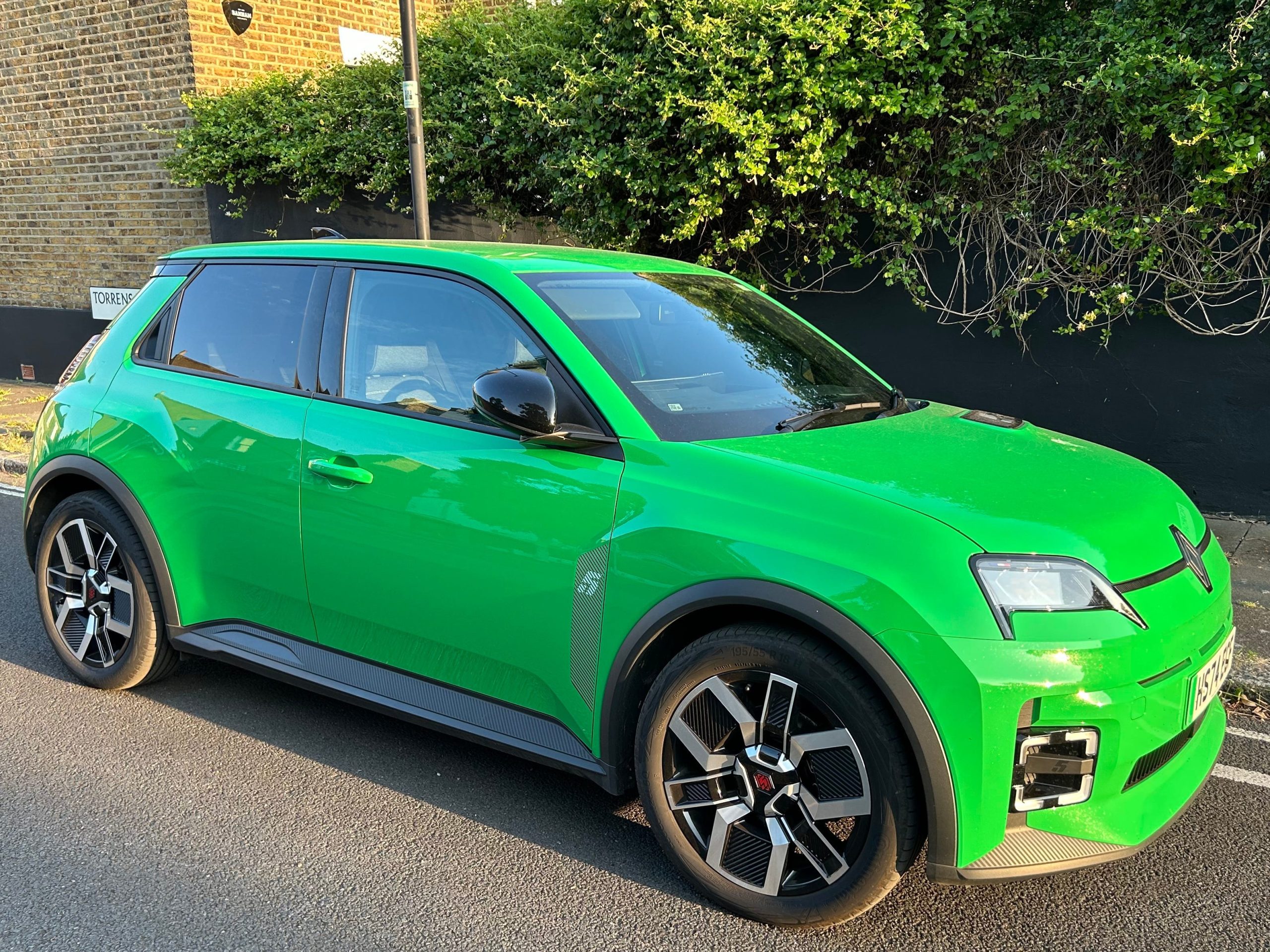 saya-mengendarai-e-tech-renault-5-ev-prancis-yang-apik-ini-memiliki-satu-fitur-konyol-yang-tidak-akan-pernah-anda-temukan-di-tesla.