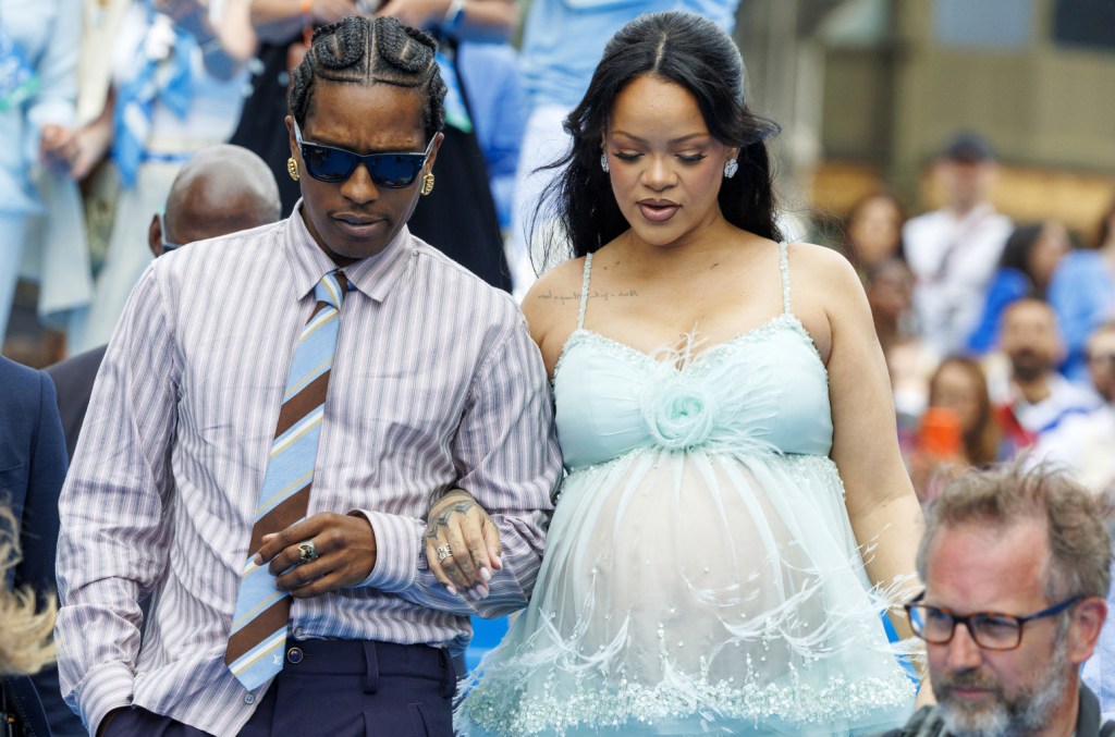 rihanna-&-a-$-ap-rocky-walk-the-blue-carpet-di-premiere-film-‘smurfs’-di-brussels