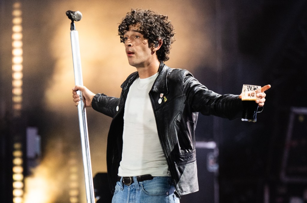 the-1975-di-glastonbury-2025:-5-momen-terbaik-dari-set-headline-yang-memukau-band