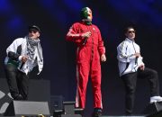 Kneecap Play Fiery Glastonbury Set, Bertujuan Perdana Menteri Inggris: ‘F— Keir Starmer’