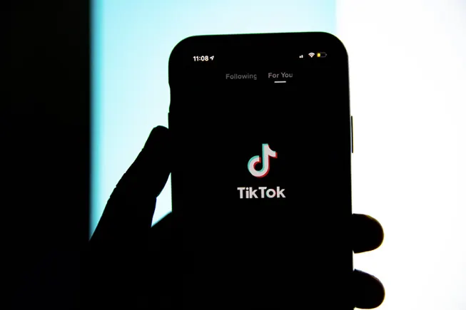 trump-mengatakan-bahwa-dia-memiliki-pembeli-as-untuk-tiktok