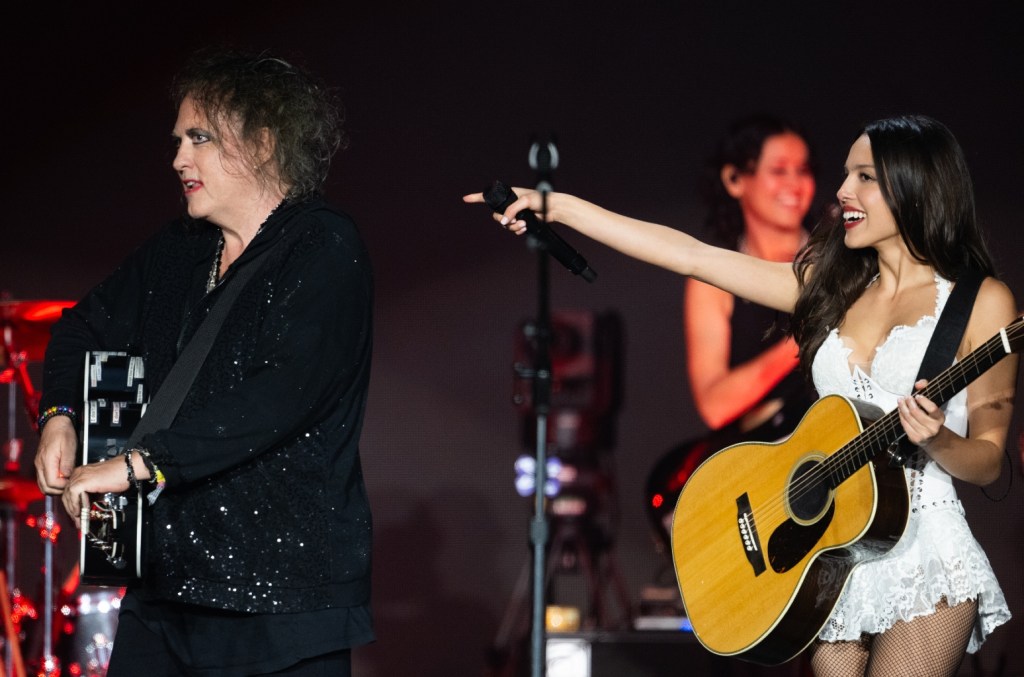 olivia-rodrigo-mengeluarkan-the-cure’s-robert-smith-di-glastonbury-2025