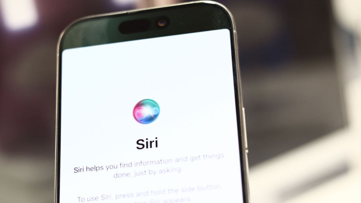 untuk-menyelamatkan-siri,-apple-dilaporkan-mencari-openai-atau-antropik