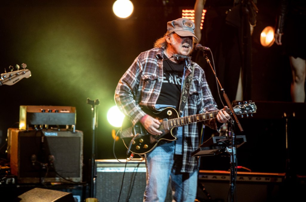 neil-young-memainkan-‘blues-ambulans’-full-band-langka-dengan-hati-krom