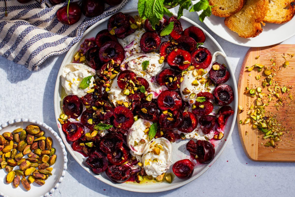 burrata-dengan-ceri-yang-dihancurkan-dan-pistachio