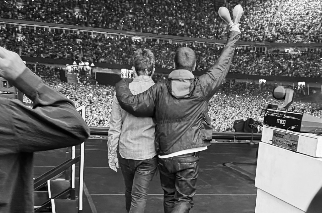 9-momen-terbaik-saat-oasis-bersatu-kembali-di-acara-comeback-kemenangan-di-cardiff,-wales