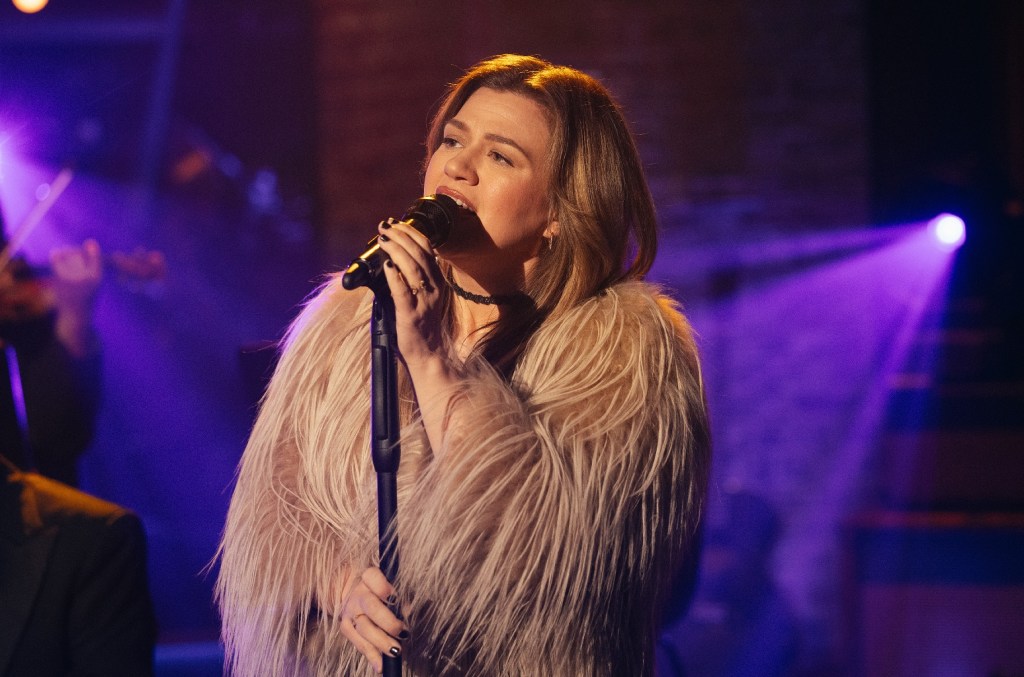 kelly-clarkson-menunda-residensi-vegas-pada-malam-pembukaan